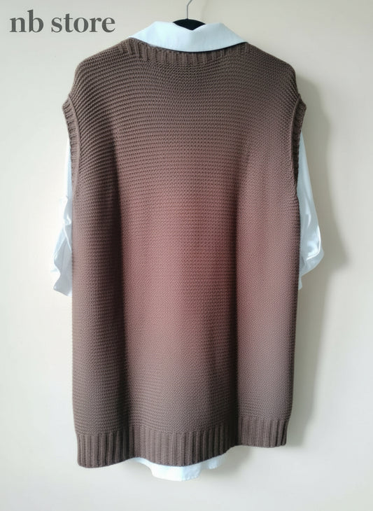 gilet di lana marrone - grigio - bordeaux con camicia bianca a maniche lunghe