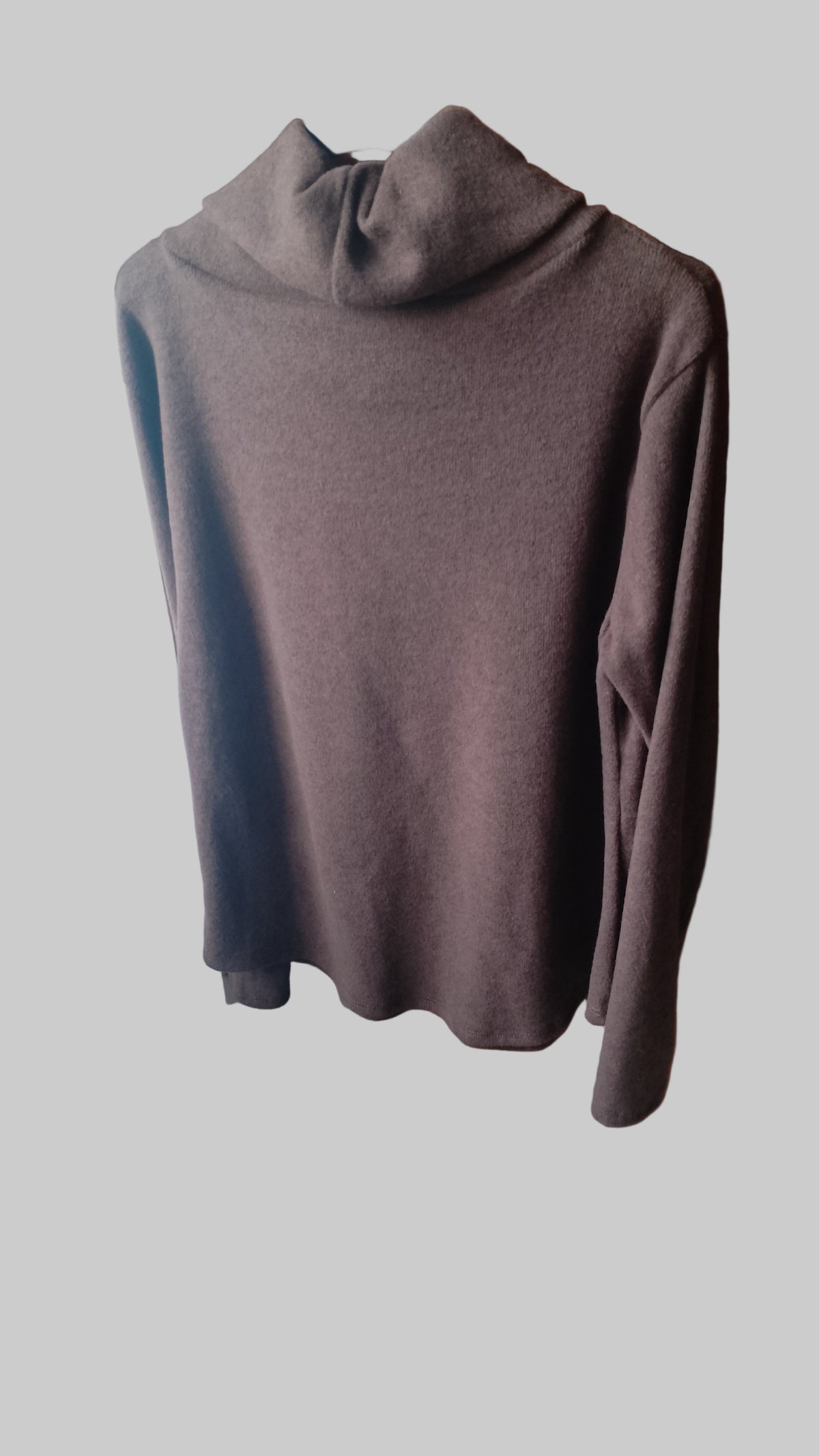 maglia color marrone morbida con collo e collana