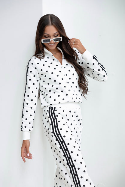 Completo sportivo bianco a pois