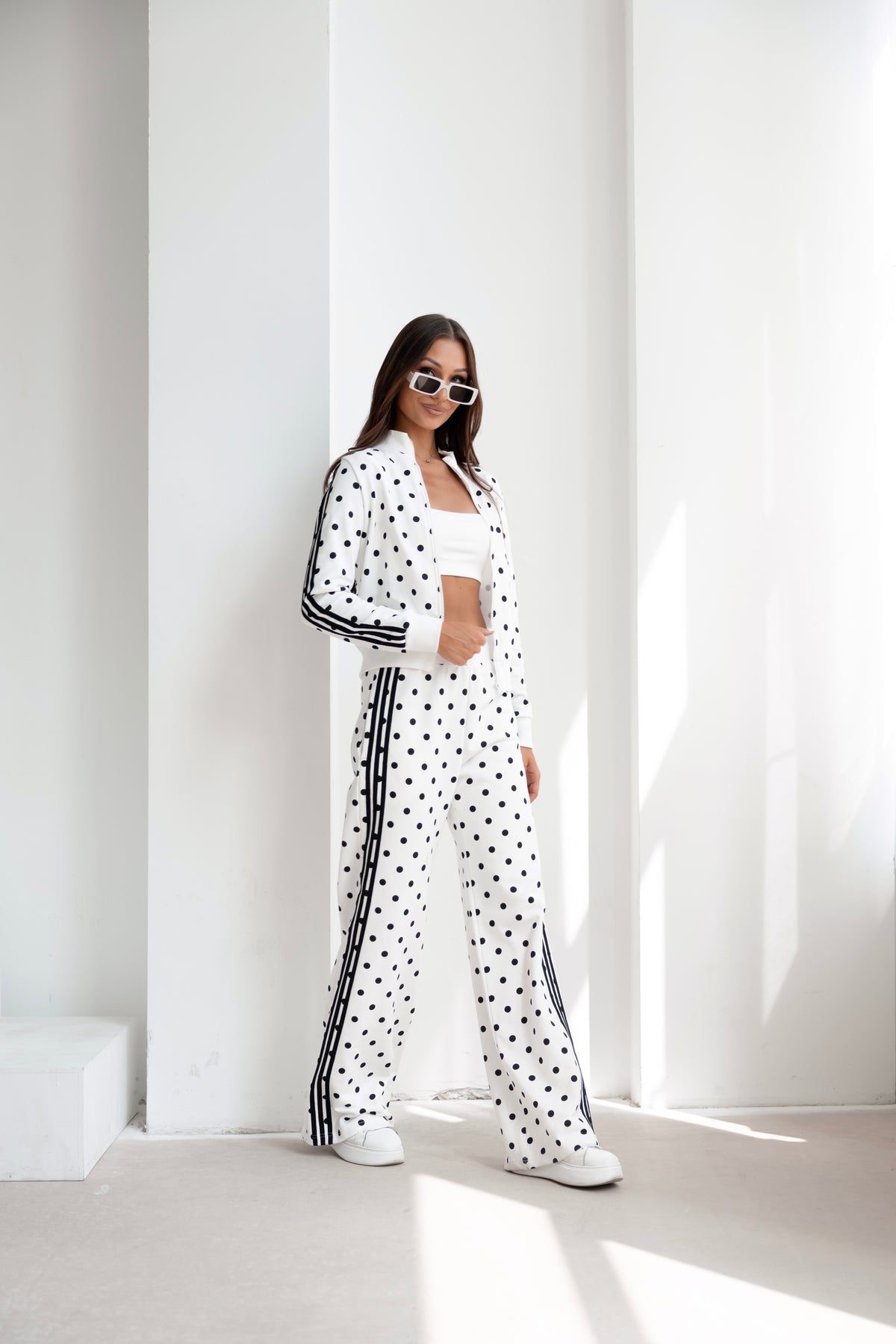 Completo sportivo bianco a pois