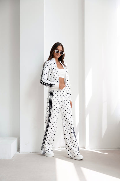 Completo sportivo bianco a pois